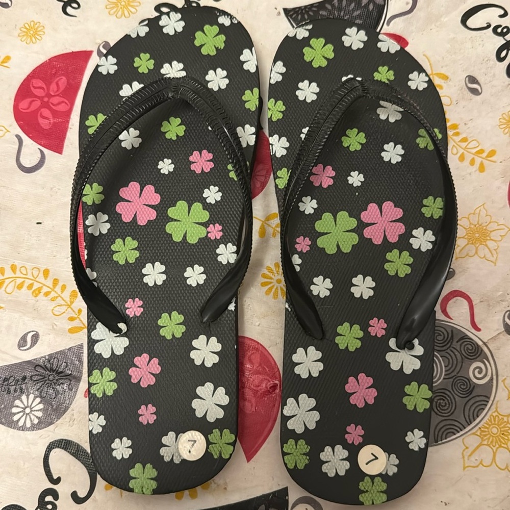 Women’s Black Multicolor Floral Flip Fops Thongs Sz 7 NWOT